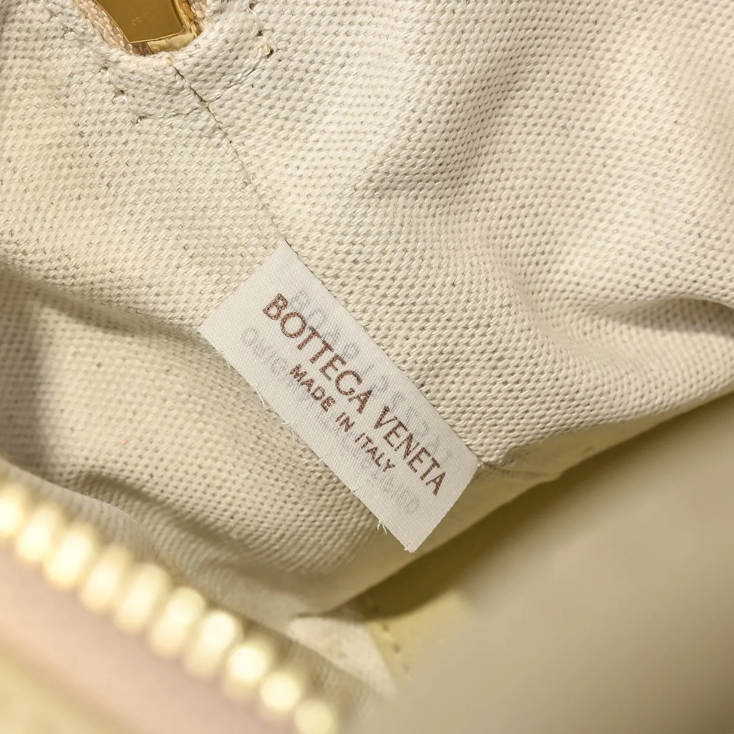 Batch 1360 BOTTEGA VENETA new loop is here! ! Many girls who like BV have owned the Loop bag. It has a simple appearance, classic weaving, and a compact and lightweight bag shape. This innovation continues the "camera bag" shape. Unlike the traditional Loop bag, which can only be worn as a crossbody bag, this innovation It can be carried by hand or cross-body, satisfying both the concave shape and daily needs. The oversized buckle can be folded and used as a handle. The sultry heat in summer ☀️ usually reduces people's desires. Having a lightweight bag will greatly enhance the happiness of traveling🫧 Style number: 6615 Size: 19*12*9cm